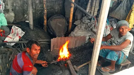 ঈদ এলেই দা-ছুরির ঝনঝনানি, প্রাণ ফিরে পায় গ্রামীণ কামারশিল্প