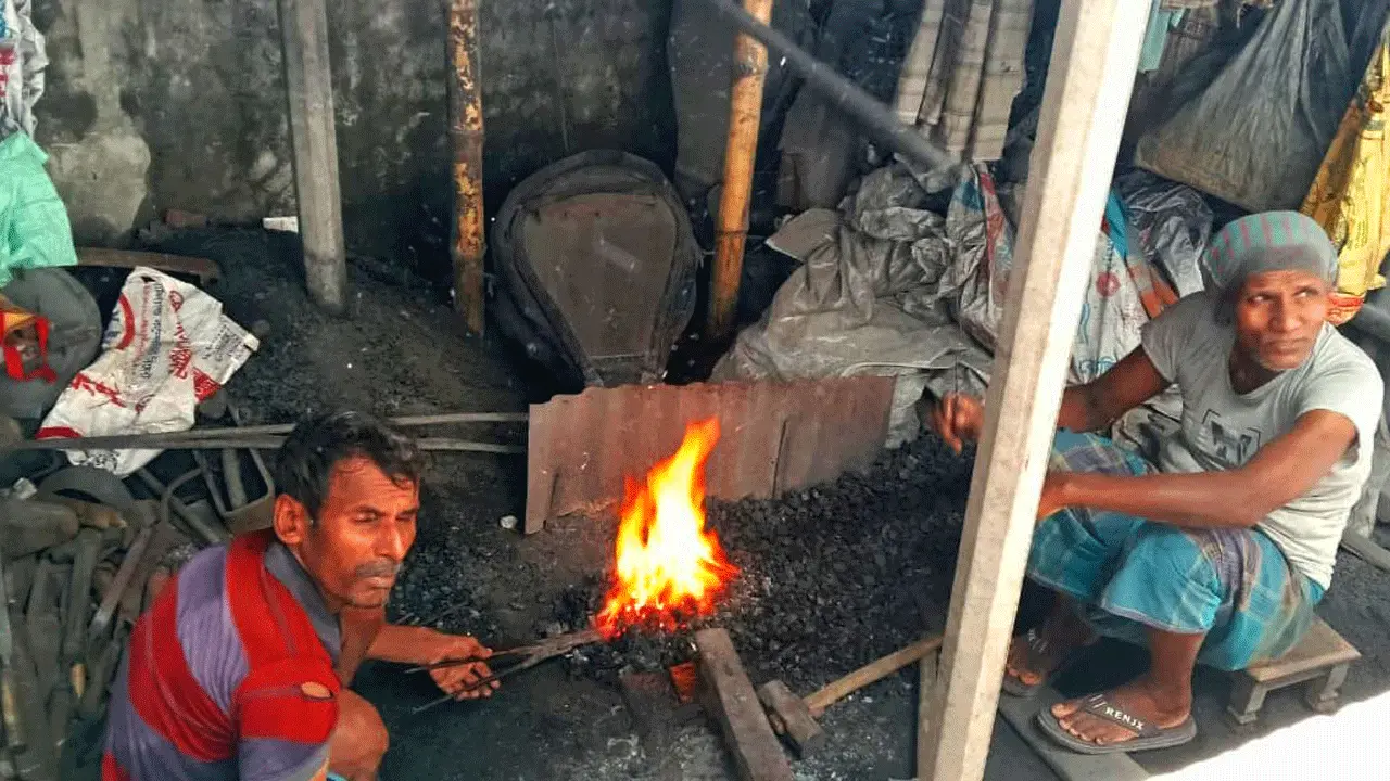 ঈদ এলেই দা-ছুরির ঝনঝনানি, প্রাণ ফিরে পায় গ্রামীণ কামারশিল্প