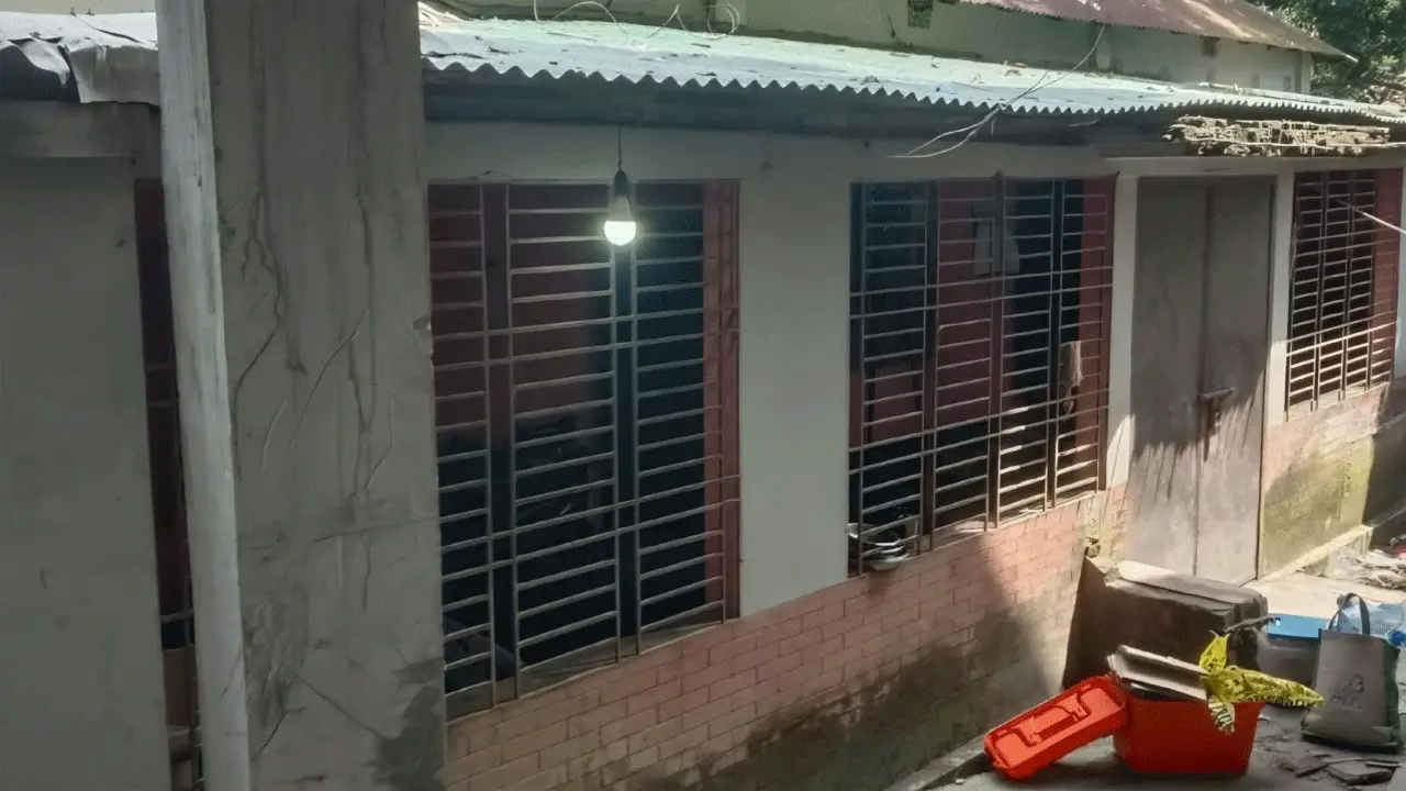 ব্যবসায়ীর বাড়িতে ডাকাত বেশে হামলায় স্ত্রী নিহত, স্বামী-মেয়ে হাসপাতালে