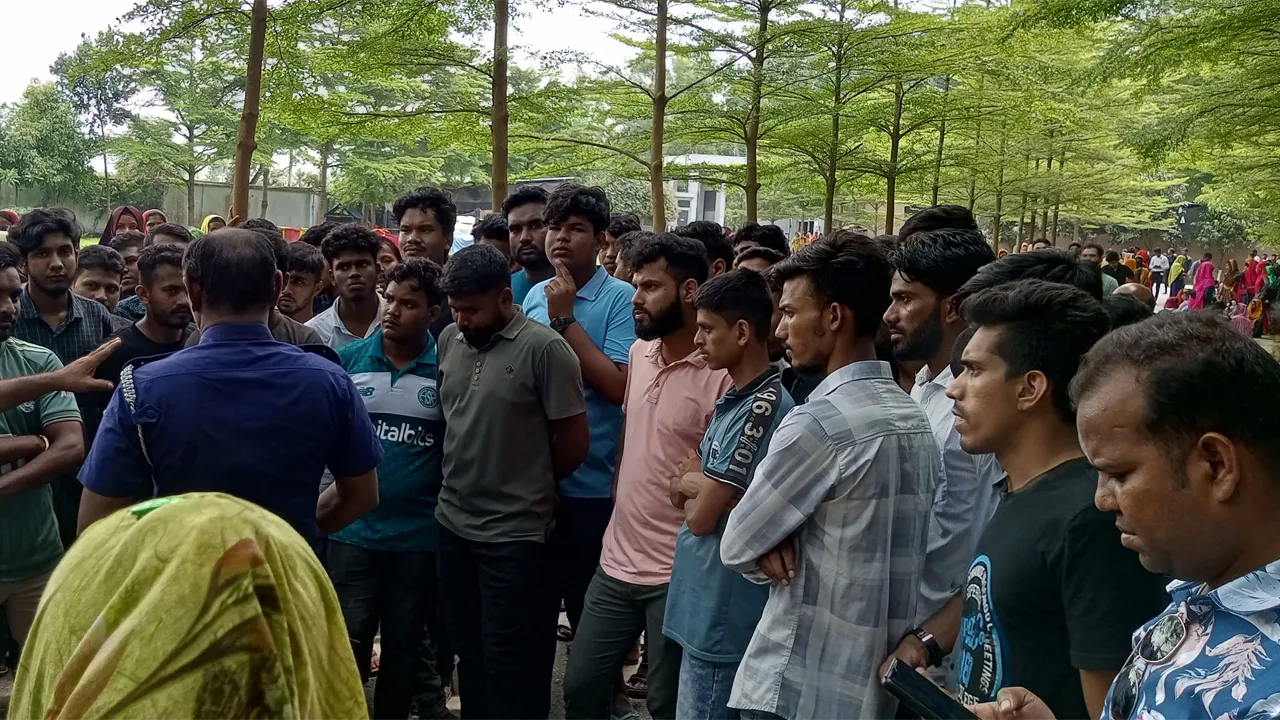 গাজীপুরে বন্ধ কারখানা চালু ও বকেয়া বেতনের দাবিতে শ্রমিকদের বিক্ষোভ