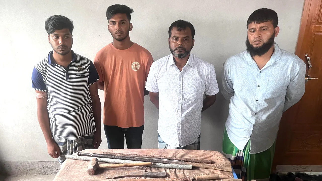 গাজীপুরে কিশোর গ্যাং লিডার ইলিয়াস মোল্লাসহ তিন সহযোগী আটক, অস্ত্র উদ্ধার