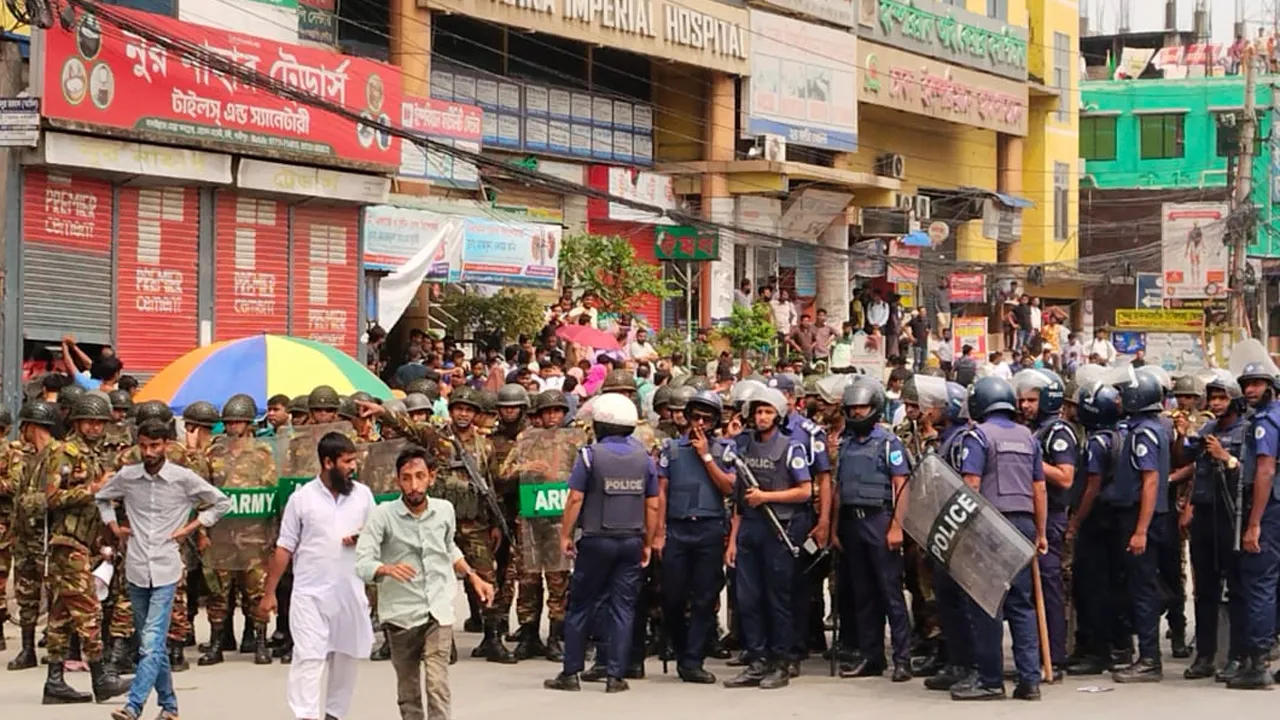 বকেয়া বেতন-বোনাসের দাবিতে টঙ্গীতে শ্রমিকদের সড়ক অবরোধ