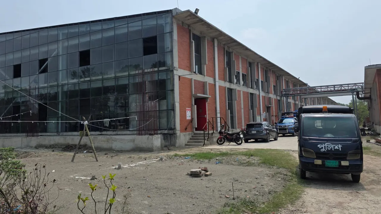 ঘিওরে পোশাক কারখানায় ডাকাতি