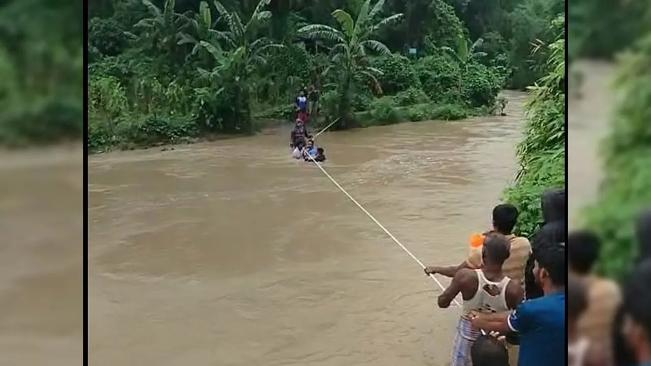 রূপসী ঝরনায় ঘুরতে এসে আটকে পড়লো ৮ শিক্ষার্থী, ৯৯৯ কলে উদ্ধার