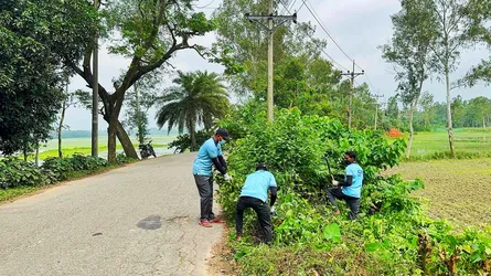 দুর্ঘটনা ঠেকাতে স্বেচ্ছাশ্রমে সড়কের ঝোপঝাড় পরিষ্কার