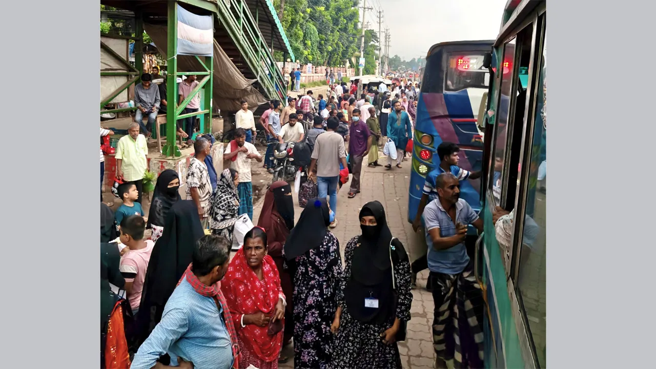 যাত্রীর তুলনায় গণপরিবহন কম, ঢাকা-আরিচা মহাসড়কে মানুষের ঢল