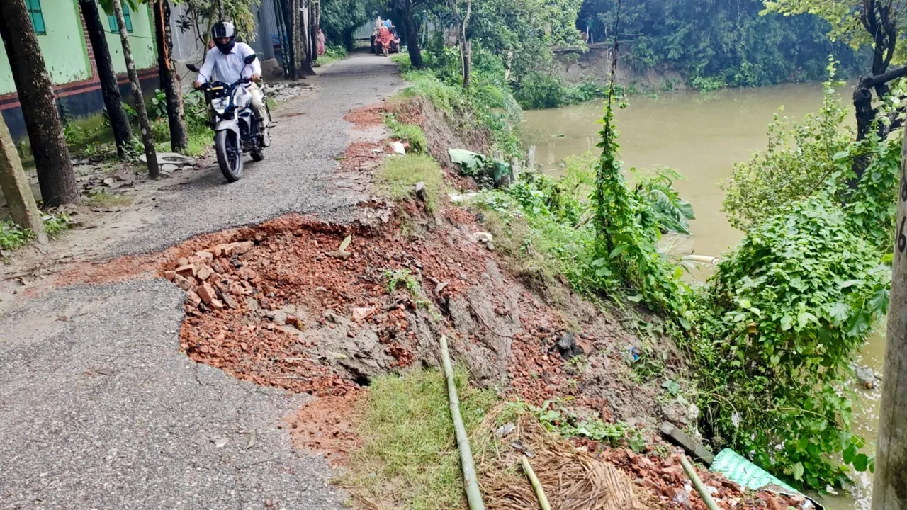 খানাখন্দে বিপর্যস্ত ধুলন্ডী–পেচারকান্দা সড়ক, দুর্ভোগে হাজারো মানুষ