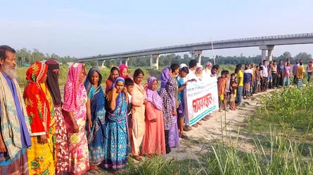 ঘিওরে ব্রিজের অ্যাপ্রোচ সড়ক নির্মাণের দাবিতে মানববন্ধন