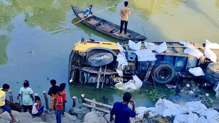 ঘিওরে সারবোঝাই ট্রাক উল্টে নদীতে, ৬ লাখ টাকার ক্ষয়ক্ষতি