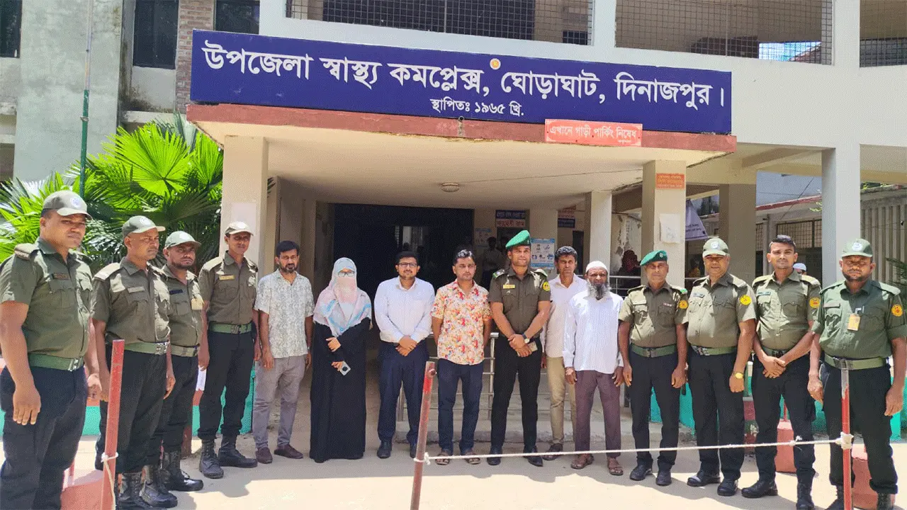 ঘোড়াঘাট স্বাস্থ্য কমপ্লেক্সে নিরাপত্তা জোরদার, সশস্ত্র আনসার মোতায়েন