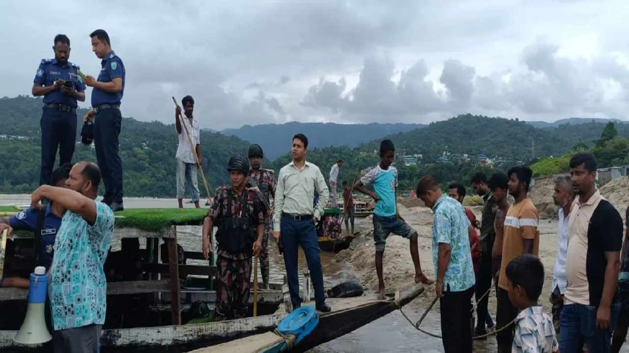 জাফলংয়ে বালু ভর্তি ৫৫টি নৌকা ডুবালো টাস্কফোর্স, ড্রেজার মেশিন নষ্ট
