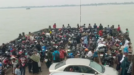 দৌলতদিয়ায় কর্মমুখী মানুষের ঢল, বাড়তি ভাড়া আদায়ের অভিযোগ