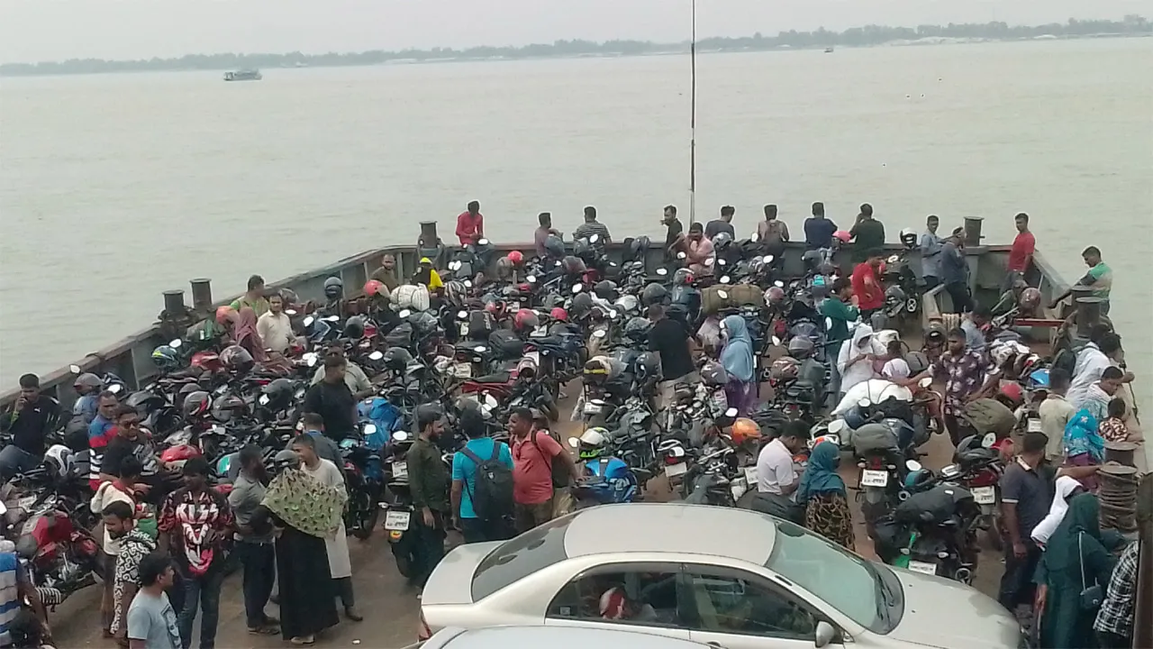 দৌলতদিয়ায় কর্মমুখী মানুষের ঢল, বাড়তি ভাড়া আদায়ের অভিযোগ