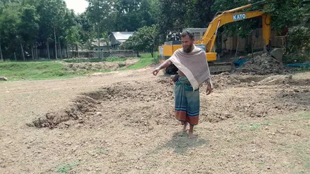 গোয়ালন্দে কৃষকের জমির মাটি কেটে বিক্রির অভিযোগ
