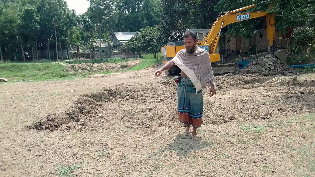 গোয়ালন্দে কৃষকের জমির মাটি কেটে বিক্রির অভিযোগ