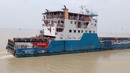 ঝড়ো আবহাওয়ায় দৌলতদিয়া-পাটুরিয়া নৌরুটে ফেরি চলাচল বন্ধ