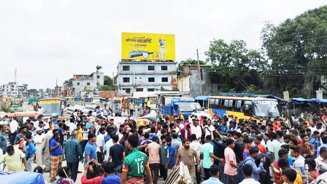 গোবিন্দগঞ্জে ইপিজেড বাস্তবায়নের দাবিতে ঢাকা-রংপুর মহাসড়ক অবরোধ