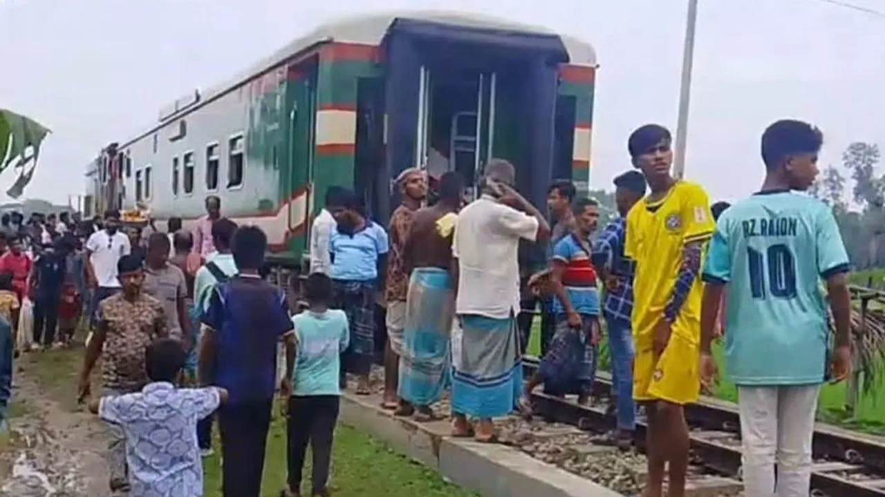 ঢাকা-ময়মনসিংহ রুটে চলন্ত অবস্থায় ট্রেনের ২ বগি বিচ্ছিন্ন
