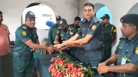 মধুমাস উপলক্ষে নীলফামারী জেলা কারাগারে আম, লিচু ও কাঁঠাল বিতরণ