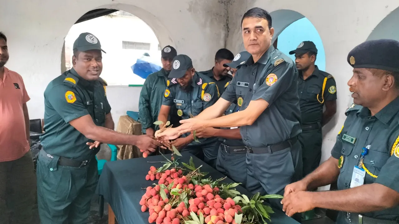 মধুমাস উপলক্ষে নীলফামারী জেলা কারাগারে আম, লিচু ও কাঁঠাল বিতরণ