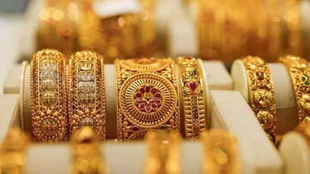 দেশের বাজারে স্বর্ণের ভরিতে ২০০০ টাকা কমলো