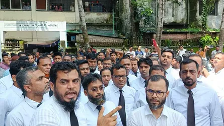 নারী আইনজীবীর ওপর হামলার অভিযোগ, বিচারকের অপসারণ দাবিতে বিক্ষোভ