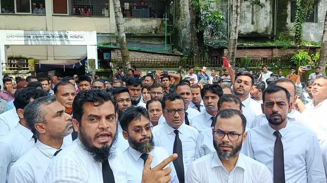 নারী আইনজীবীর ওপর হামলার অভিযোগ, বিচারকের অপসারণ দাবিতে বিক্ষোভ