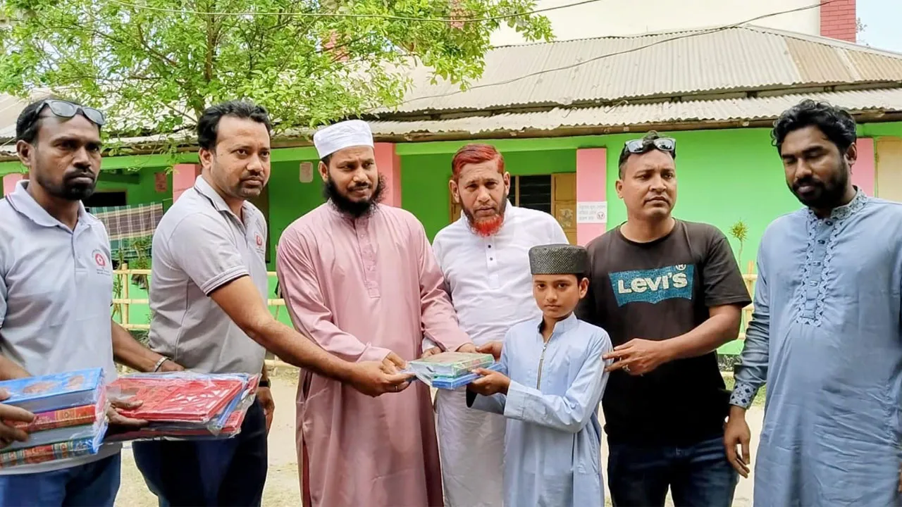 মুকসুদপুরে এতিম শিক্ষার্থীদের মাঝে কোরআন শরীফ বিতরণ
