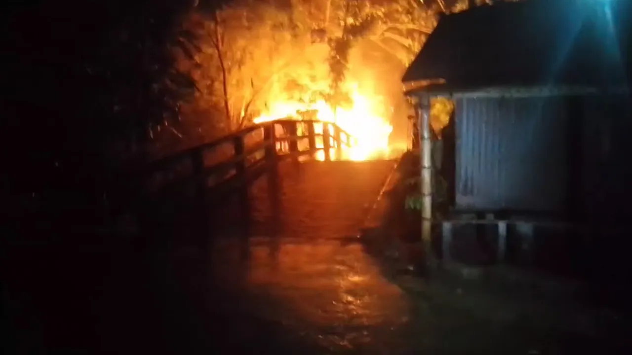 বরিশালে আগুনে পুড়লো পরিবারের শেষ সম্বল