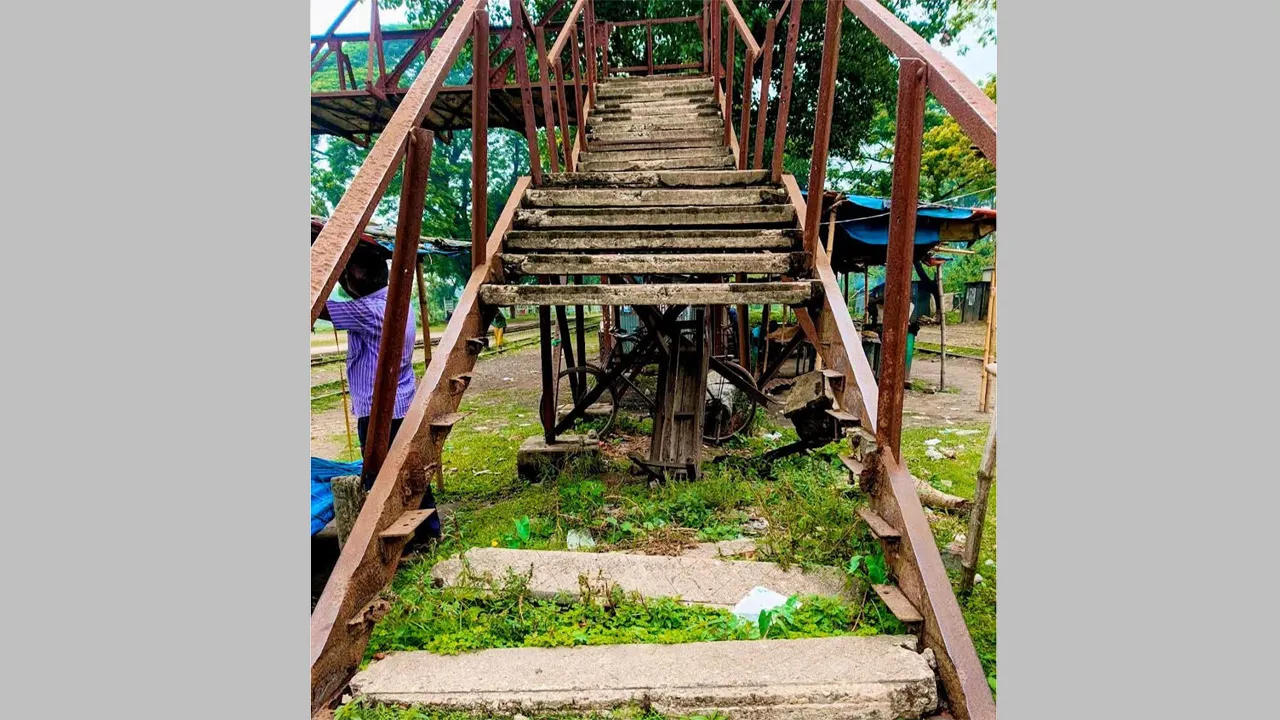 ভাঙা ফুটওভার ব্রিজে মৃত্যুঝুঁকি, বন্ধ লোকাল ট্রেন
