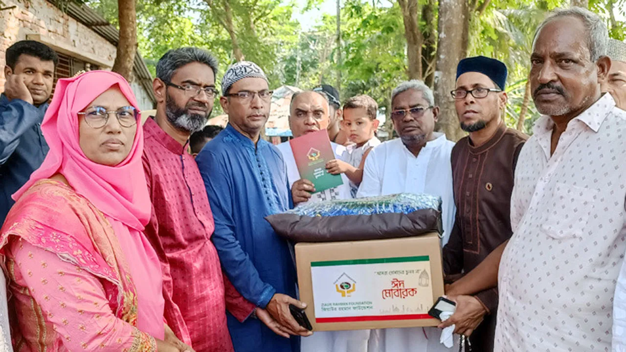 গণঅভ্যুত্থানে গৌরনদীর শহীদ পরিবারে ঈদ উপহার বিতরণ