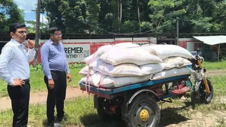গৌরনদীতে পাচারকালে ভ্যানভর্তি সার আটক, ২০ হাজার টাকা জরিমানা