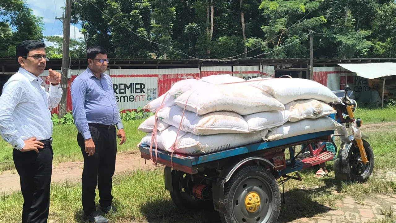গৌরনদীতে পাচারকালে ভ্যানভর্তি সার আটক, ২০ হাজার টাকা জরিমানা