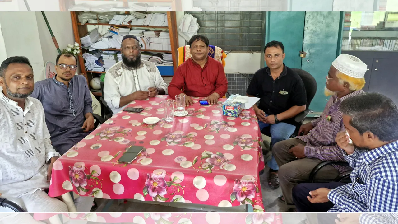 গৌরনদীতে শিক্ষার পরিবেশ ঘুরে দেখলেন বরিশাল শিক্ষা বোর্ডের পরিদর্শক