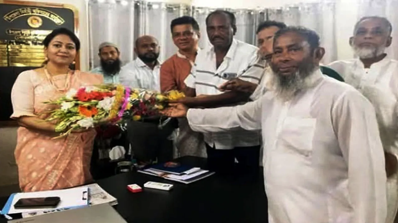গৌরনদীর ইউএনওকে ফুলেল শুভেচ্ছা, ফেসবুকে ক্ষোভ প্রকাশ