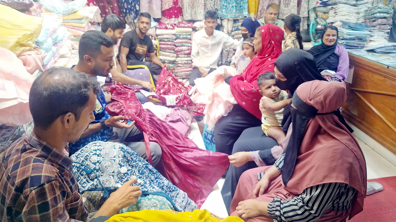 ঈদকে ঘিরে সরগরম গৌরনদীর বিপণি বিতানগুলো
