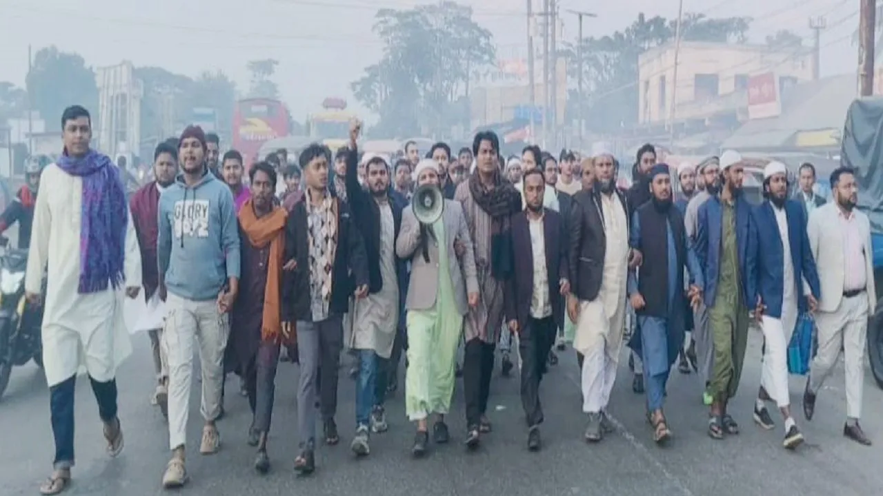 হাদি হত্যার বিচারের দাবিতে রাজপথে গৌরনদীর বিক্ষুব্ধ ছাত্র-জনতা
