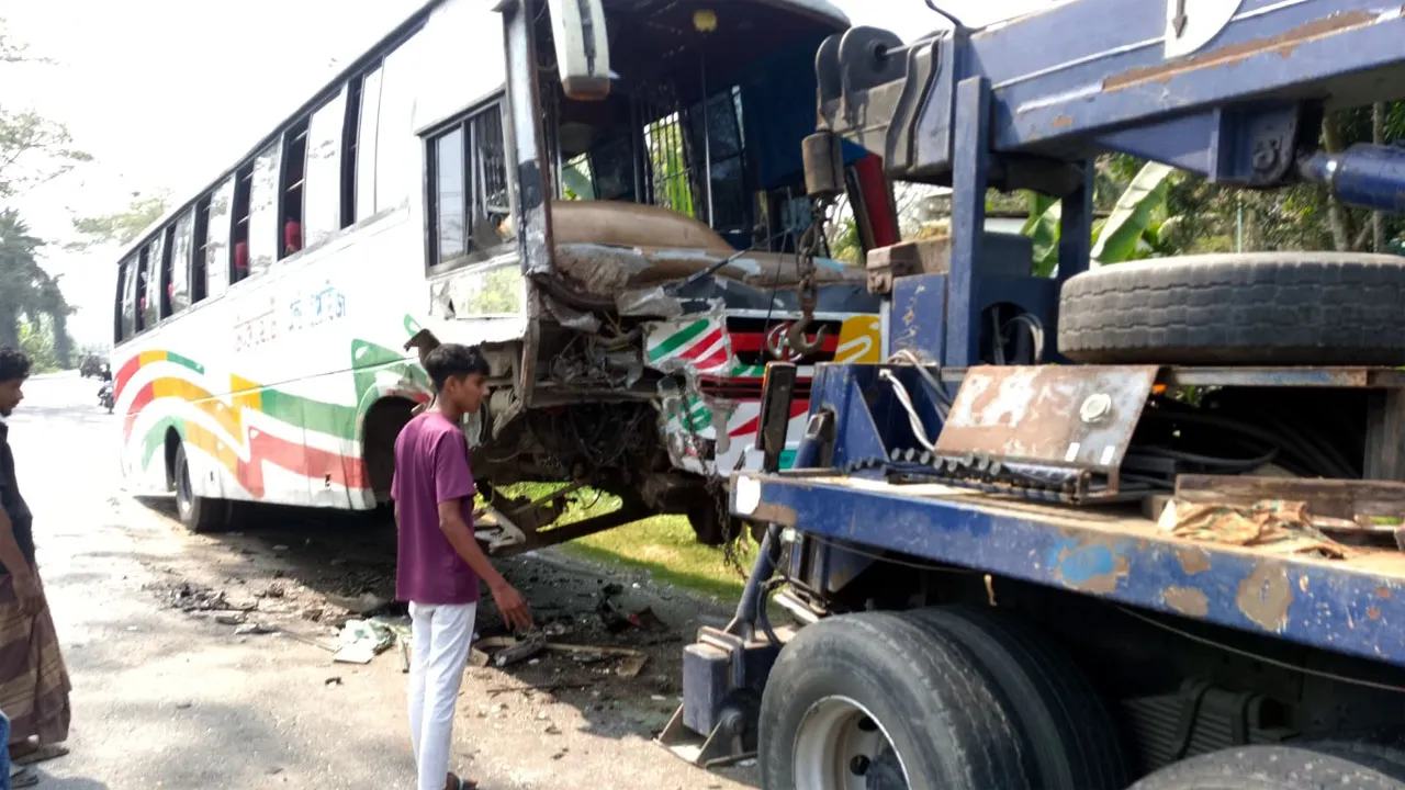 গৌরনদীতে মাইক্রো ও বাসের মুখোমুখি সংঘর্ষ, নিহত ২
