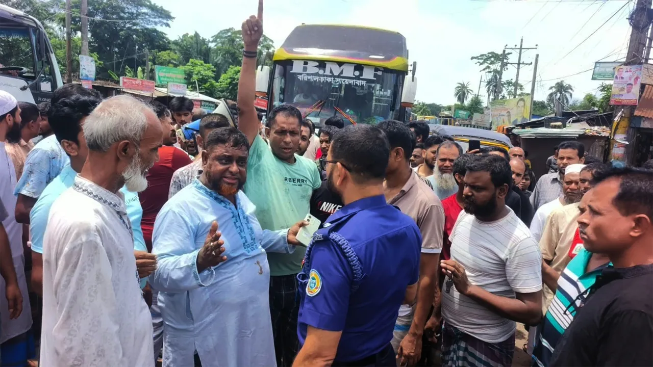 গৌরনদীতে চাঁদা দাবির প্রতিবাদে মহাসড়ক অবরোধ