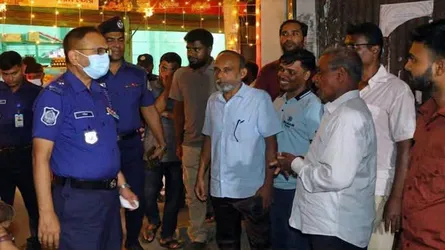 গৌরনদীর বিভিন্ন পূজা মণ্ডপ ঘুরে দেখলেন পুলিশ সুপার