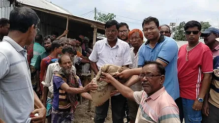 দৌলতপুরে সরকারি উদ্যোগে বানভাসী মানুষের মাঝে ত্রাণ সামগ্রী বিতরণ