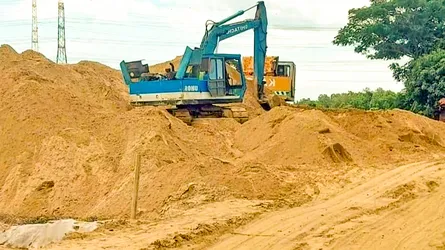 ফেনীতে সরকারি জব্দকৃত বালু লুট, পুলিশের মামলা