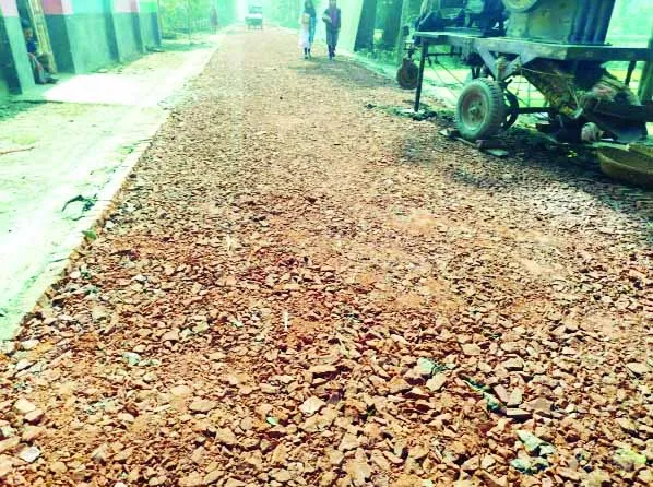 লালমনিরহাটে সড়ক সংস্কারে নিম্নমানের সামগ্রী ব্যবহারের অভিযোগ