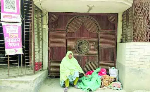 বড়াইগ্রামে বাড়ি দখল, খোলা আকাশের নিচে শতবর্ষী বৃদ্ধা