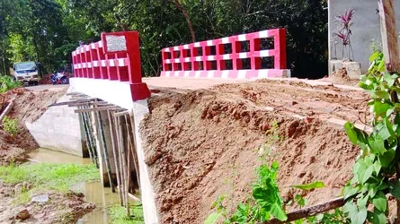 লোহাগাড়ায় উদ্বোধনের আগেই ব্রিজে ফাটল : স্থানীয়দের ক্ষোভ