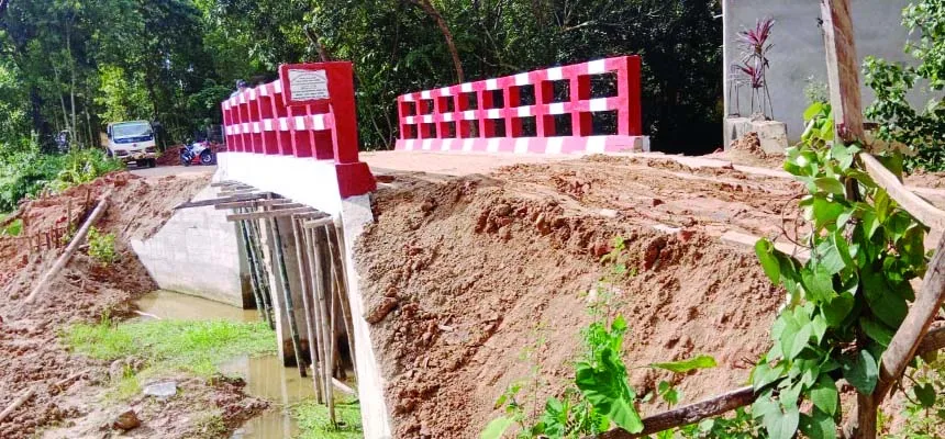 লোহাগাড়ায় উদ্বোধনের আগেই ব্রিজে ফাটল : স্থানীয়দের ক্ষোভ