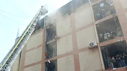 গুলিস্তানে সুন্দরবন মার্কেটে আগুন, নিয়ন্ত্রণে কাজ করছে ১১ ইউনিট