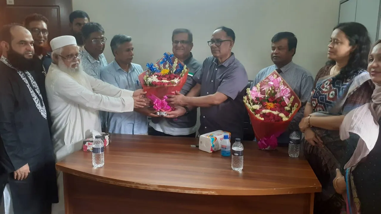 গ্রামে যান বৃদ্ধদের হাত ধরুন, ফেরার সময় তার হাত মাথায় নেন : স্বাস্থ্য সচিব