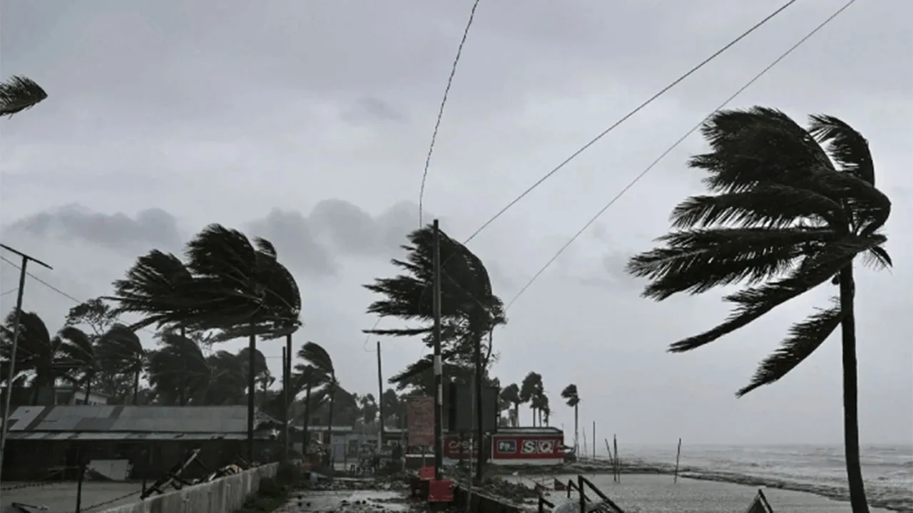 দুপুরে ৮ অঞ্চলে ঝোড়ো হাওয়ার সতর্কবার্তা