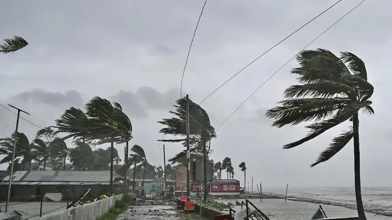 ৮ অঞ্চলে দমকা হাওয়া, বজ্রবৃষ্টির সতর্কতা